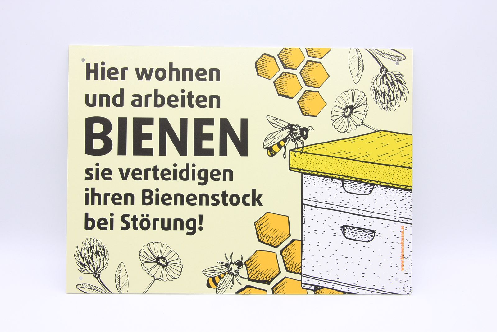 Warnschild "Hier wohnen und arbeiten Bienen"